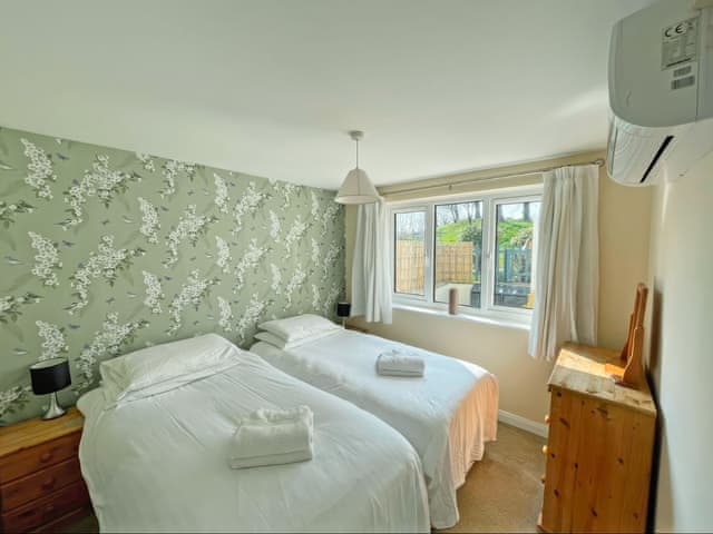 Twin bedroom | Bluebell Apartment - Moorhead Country Holidays, Woolfardisworthy, Clovelly