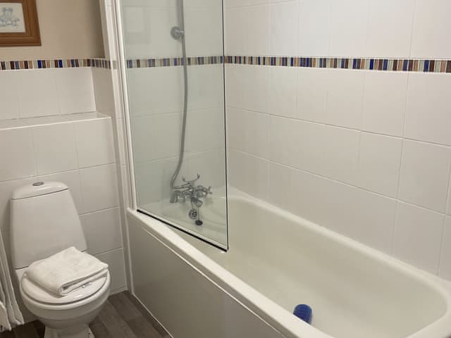 Bathroom | Bullfinch Apartment - Moorhead Country Holidays, Woolfardisworthy, Clovelly