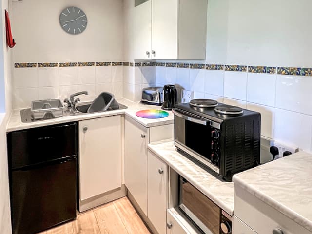 Kitchen | Bramling Apartment - Moorhead Country Holidays, Woolfardisworthy, Clovelly