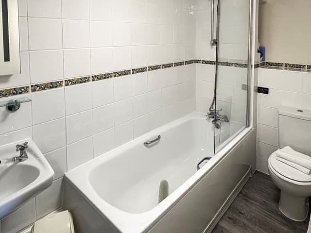 Bathroom | Bramling Apartment - Moorhead Country Holidays, Woolfardisworthy, Clovelly