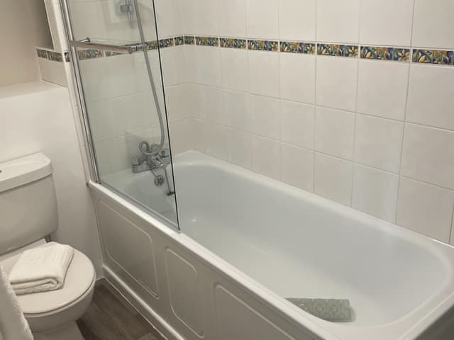Bathroom | Goldfinch Apartment - Moorhead Country Holidays, Woolfardisworthy, Clovelly