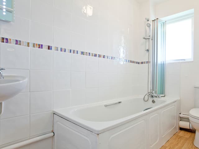 Bathroom | Sycamore Apartment - Moorhead Country Holidays, Woolfardisworthy, Clovelly