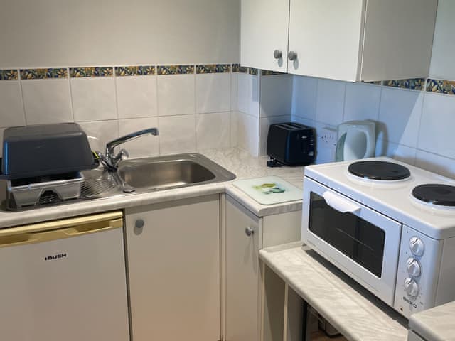 Kitchen | Hawfinch Apartment - Moorhead Country Holidays, Woolfardisworthy, Clovelly