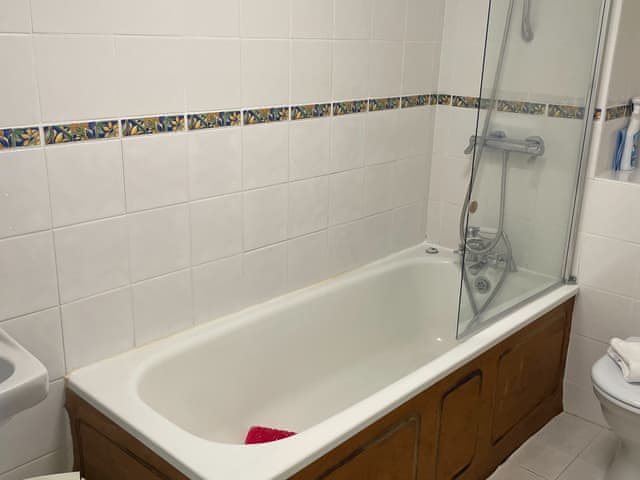Bathroom | Hawfinch Apartment - Moorhead Country Holidays, Woolfardisworthy, Clovelly