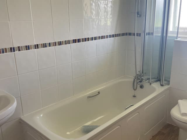Bathroom | Chestnut Apartment - Moorhead Country Holidays, Woolfardisworthy, Clovelly