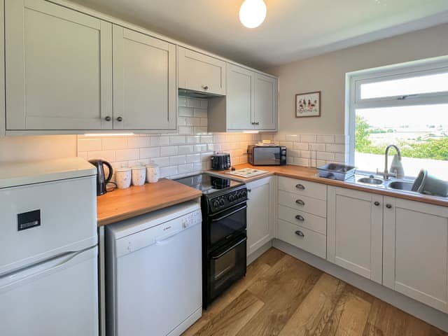 Kitchen | Jasmine Apartment - Moorhead Country Holidays, Woolfardisworthy, Clovelly
