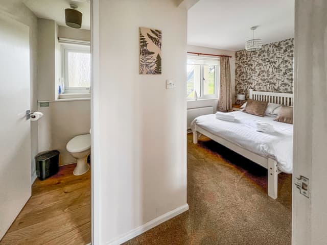 Double with en-suite toilet | Jasmine Apartment - Moorhead Country Holidays, Woolfardisworthy, Clovelly