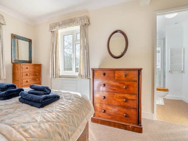 Comfortable en-suite double bedroom | Arnewood Corner, Sway, near Lymington