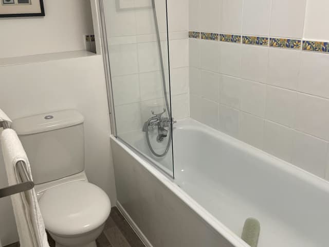 Bathroom | Greenfinch Apartment - Moorhead Country Holidays, Woolfardisworthy, Clovelly