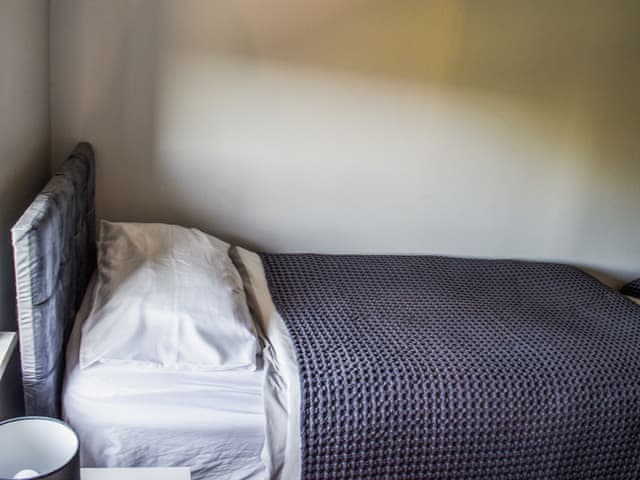 Twin bedroom | Periwinkle No.5 - Hall Farm Cottages - Hall Farm Cottages, Althorne, near Chelmsford