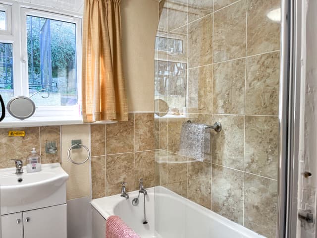 Bathroom | Eastry Cottage, Castleton