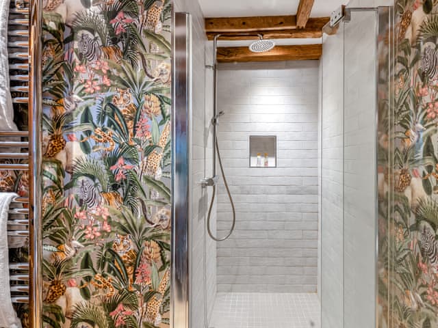 Bathroom | The Manor Pen - New Shelve Farm Holidays - New Shelve Farm Holidays, Lenham, near Maidstone