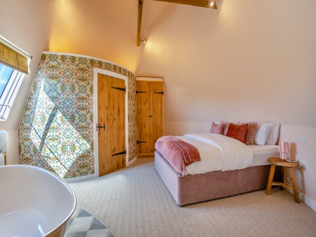 Double bedroom | The Oast - New Shelve Farm Holidays - New Shelve Farm Holidays, Lenham, near Maidstone