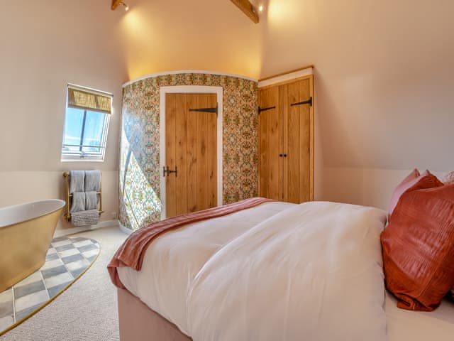 Double bedroom | The Oast - New Shelve Farm Holidays - New Shelve Farm Holidays, Lenham, near Maidstone