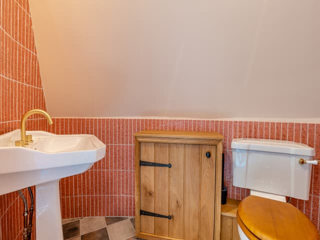 Bathroom | The Oast - New Shelve Farm Holidays - New Shelve Farm Holidays, Lenham, near Maidstone