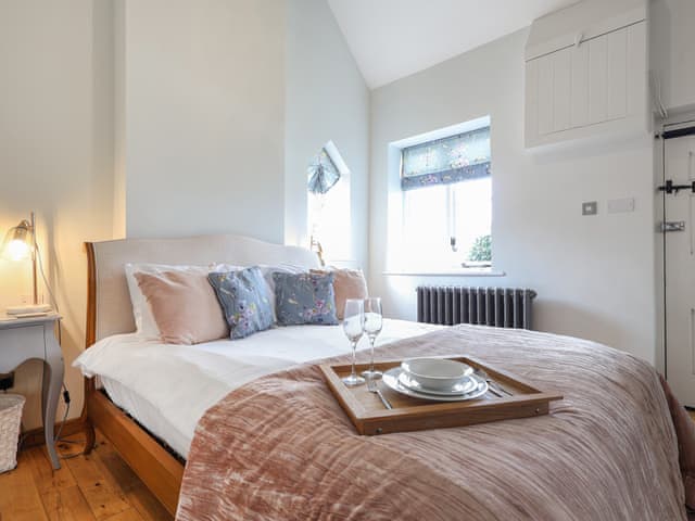 Double bedroom | Blossom Cottage, Ham, near Berkeley