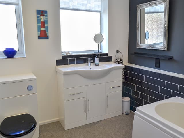 Bathroom | Scarborough Rose Apartment, Scarborough