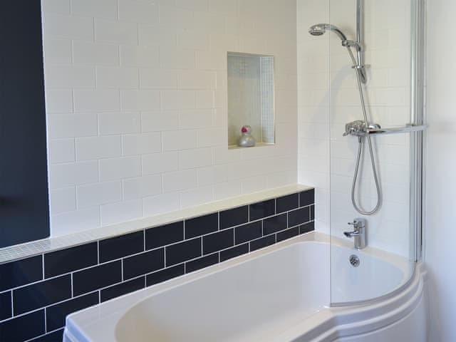 Bathroom | Scarborough Rose Apartment, Scarborough