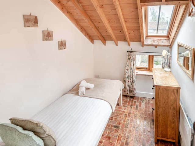 Single bedroom | The Chaff House - Milton End Farm Barns, Arlingham, near Frampton-on-Severn
