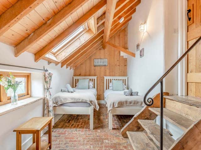 Comfortable twin bedroom | The Waggon House - Milton End Farm Barns, Arlingham, near Frampton-on-Severn