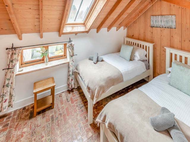 Twin bedroom | The Waggon House - Milton End Farm Barns, Arlingham, near Frampton-on-Severn