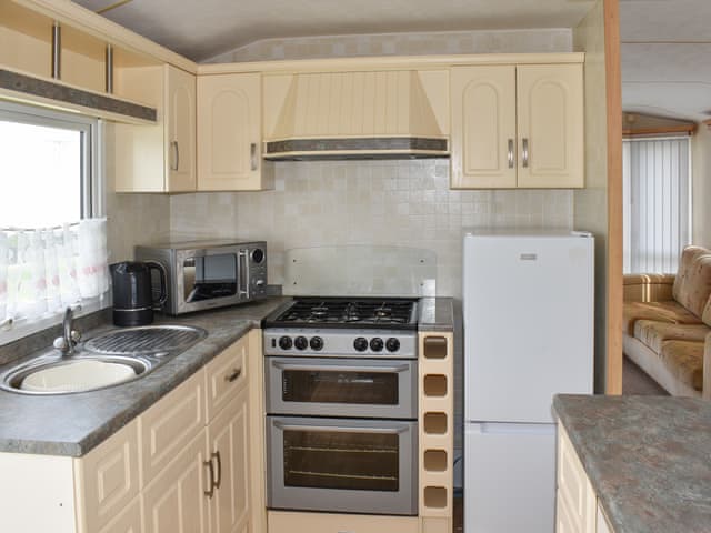 Kitchen | Flip-Flop Lodge, Sandown