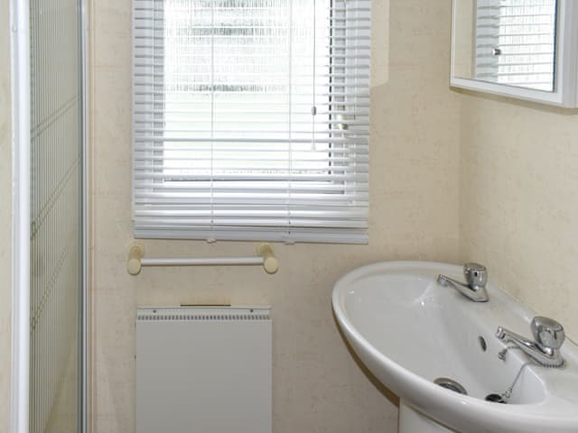 Bathroom | Flip-Flop Lodge, Sandown