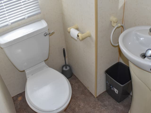 Bathroom | Flip-Flop Lodge, Sandown