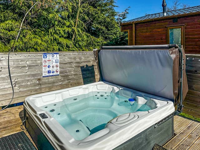 Jacuzzi | Toucana - Felmoor Cabin Escapes, Morpeth