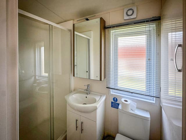 Bathroom | Aquila - Felmoor Cabin Escapes, Morpeth