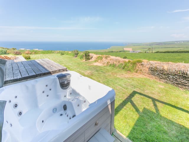 Hot tub | Lower Hendra Cottage, Port Isaac
