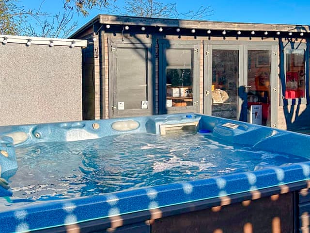 Hot tub | Follonsby Foal Cottage, East Boldon, near Newcastle