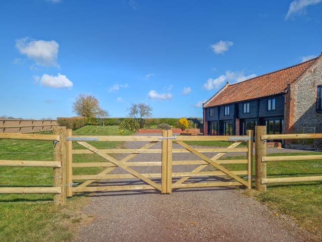 Outdoor | Oak Barn, Metton