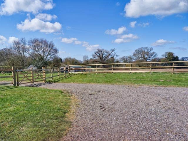 Outdoor | Oak Barn, Metton