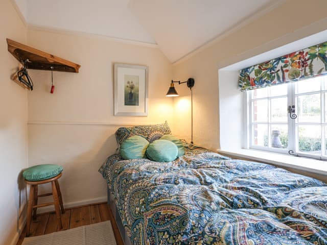 Double bedroom | September Cottage, Lechlade-on-Thames