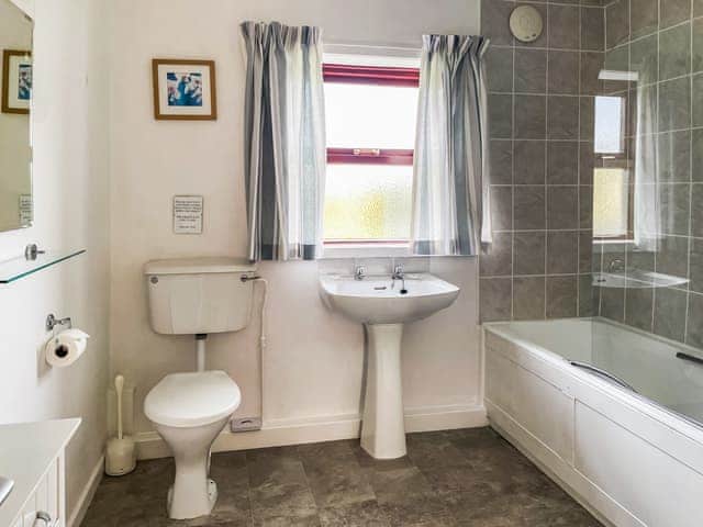 Bathroom | The Martin’s - Elwick Farm Holiday Cottages, Belford