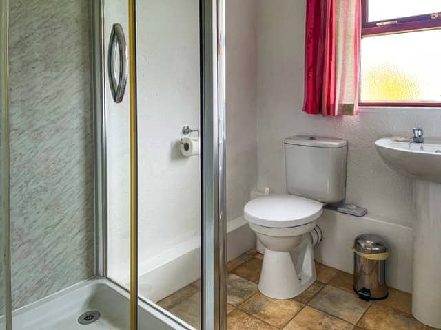 Bathroom | The Martin’s - Elwick Farm Holiday Cottages, Belford