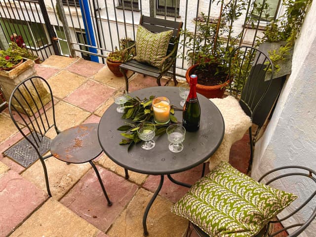 Sitting-out-area | Crumpet Cottage, Ilfracombe