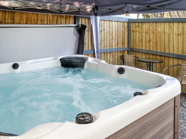 Hot tub | The Stonewood Lodge - Wilberfoss Holiday Park, Wilberfoss, near York