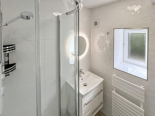 Bathroom | Garden Flat - 7 Badgers Rake - Badgers Rake, Ambleside