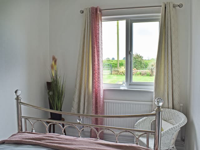 Double bedroom | Outer Reach Cottage, St Osyth, near Clacton on Sea