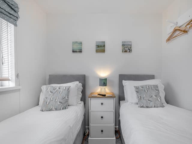 Twin bedroom | Arthurs Den, Brixham