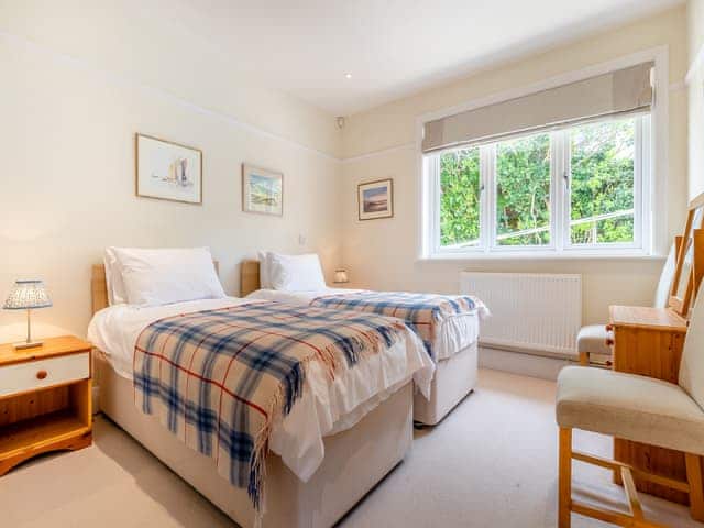 Twin bedroom | Highlands, St Mawes