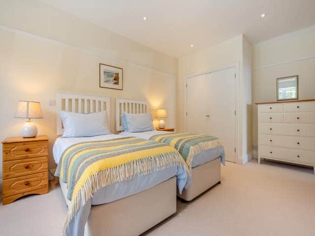 Twin bedroom | Highlands, St Mawes