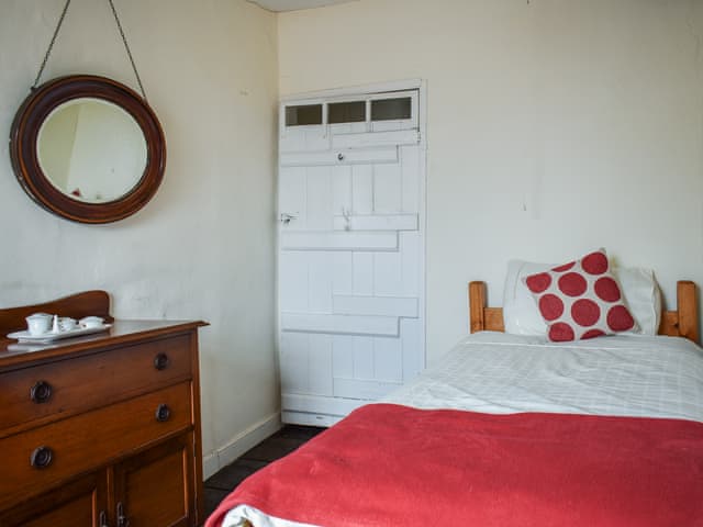 Twin bedroom | Wade Hall, North Cove