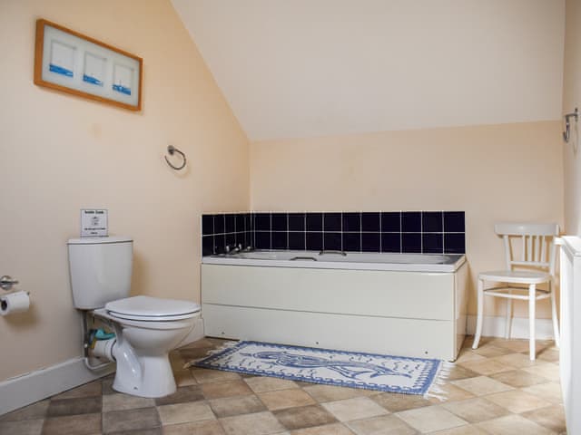 Bathroom | Wade Hall, North Cove