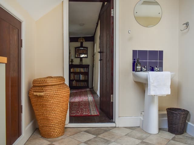 Bathroom | Wade Hall, North Cove