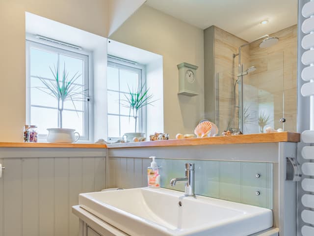 Bathroom | Dibley Cottage, Mundesley