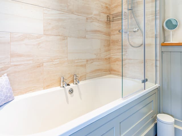 Bathroom | Dibley Cottage, Mundesley