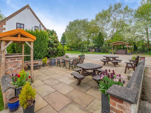 Sitting-out-area | The Granary - Hopgrove Farm Cottages, York